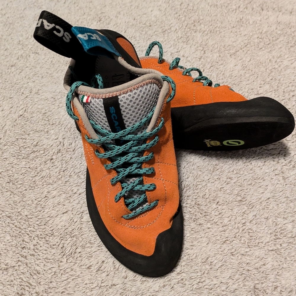 MISMATCHED W 38/39 (7/7.5) Scarpa Helix Climbing Shoe